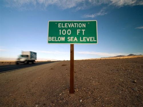 Biển báo dành cho các tài xế chạy trên con đường đơn độc đến công viên quốc gia Thung Lũng Chết: \'Bạn đang ở vị trí thấp hơn mực nước biển\'.